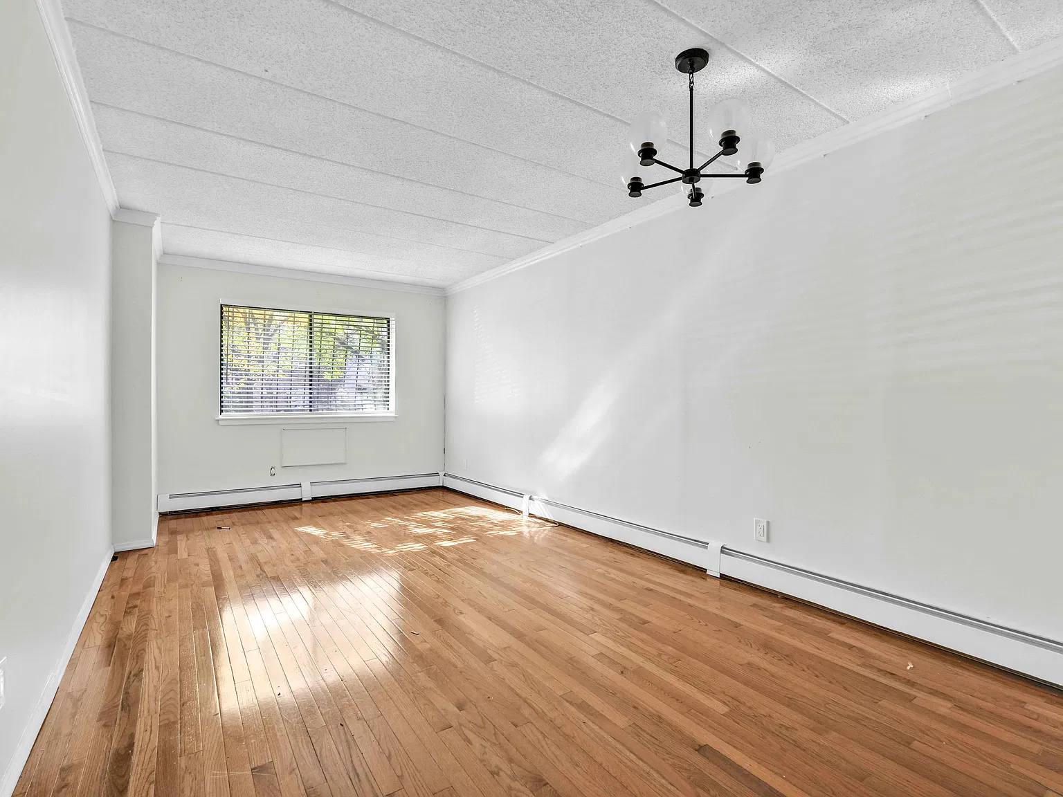 863 Home St — Photo 1