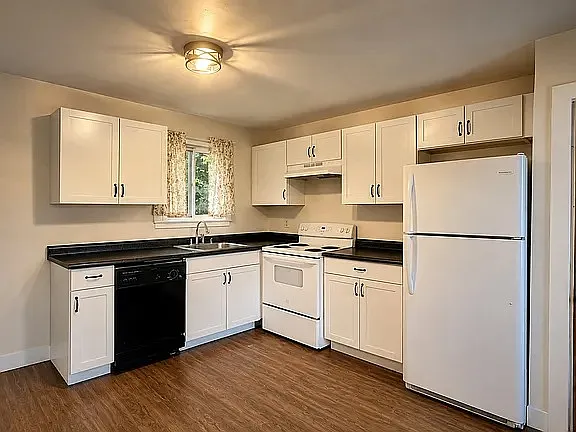 4 bed, $2,200 — Photo 2