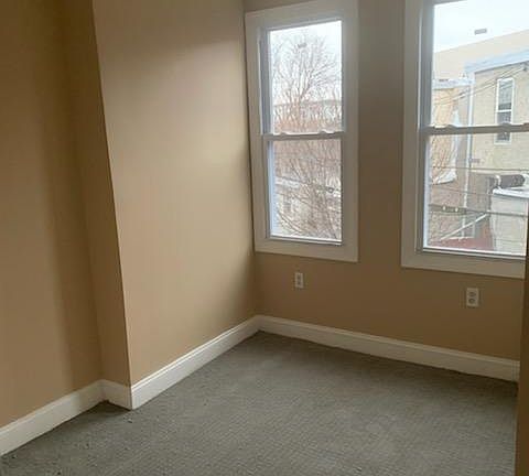 2nd image of 322 E Somerset St