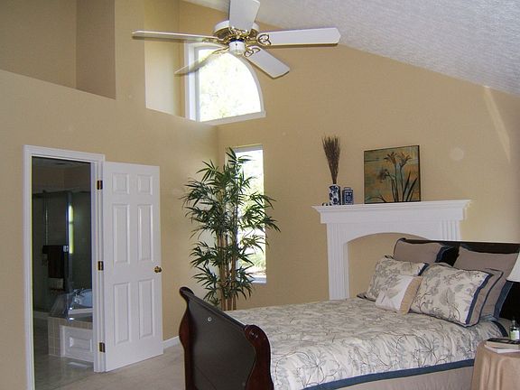 1st floor owner's bedroom, vaulted ceiling