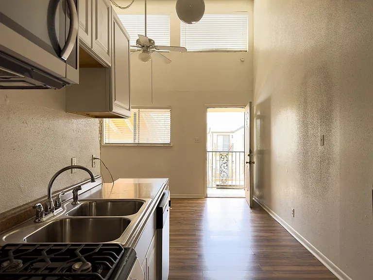 1010 W 23rd St #14 — Photo 1