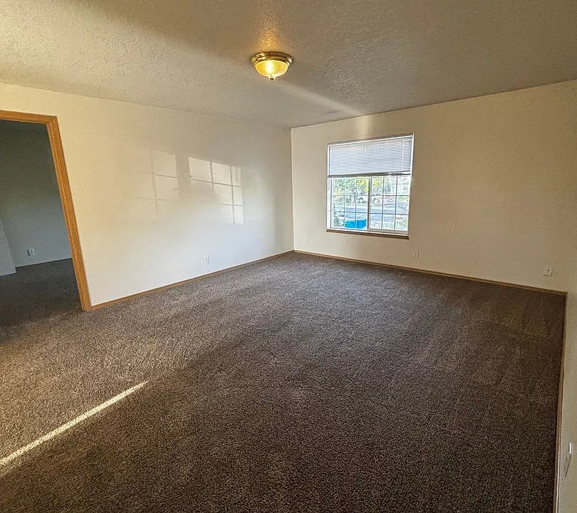 438 NW 17th St