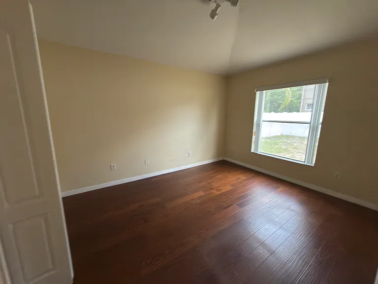11516 Oyster Bay Cir — Photo 3