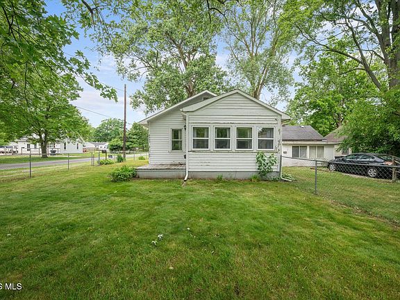 3rd image of 6003 Livingston Dr