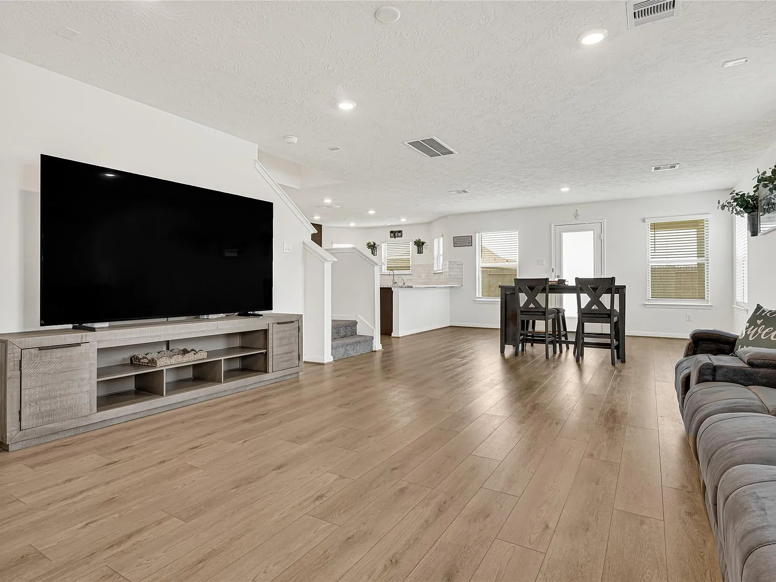 3 bed, 2.5 bath, 2132 sqft, $2,500 — Photo 3