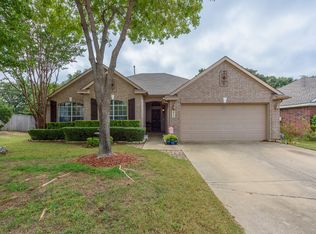 2824 Hollow Ridge Dr, Denton, TX 76210