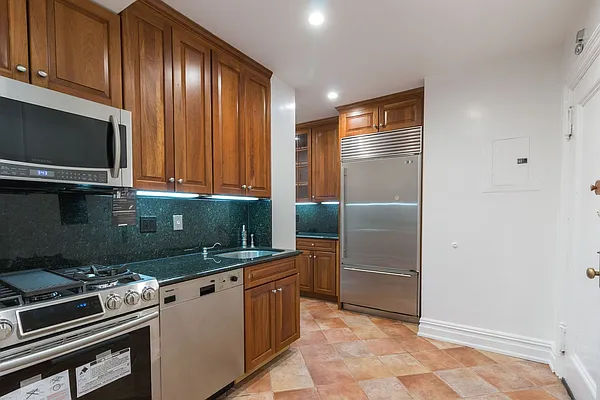 Rented by Waldstar Real Estate LLC | media 29