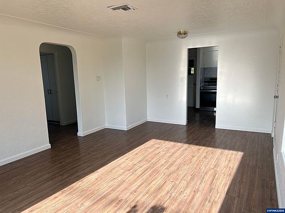 4th image of 210 Hoyt St S