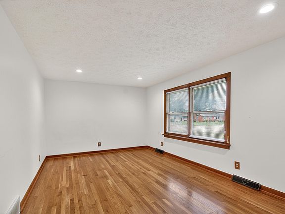 5th image of 603 Worcester Rd