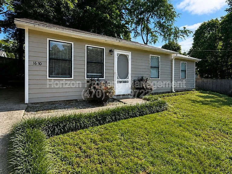 1670 Lakeside Trl — Photo 1