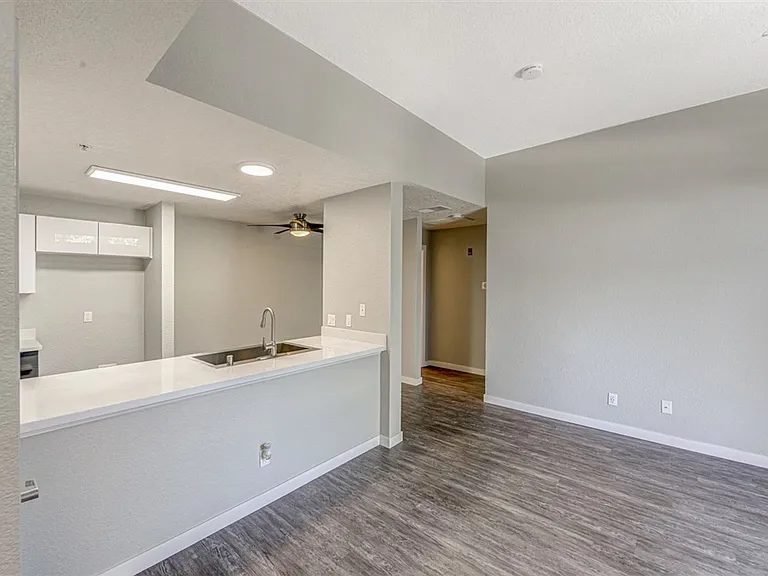 River House Apartments — Photo 12