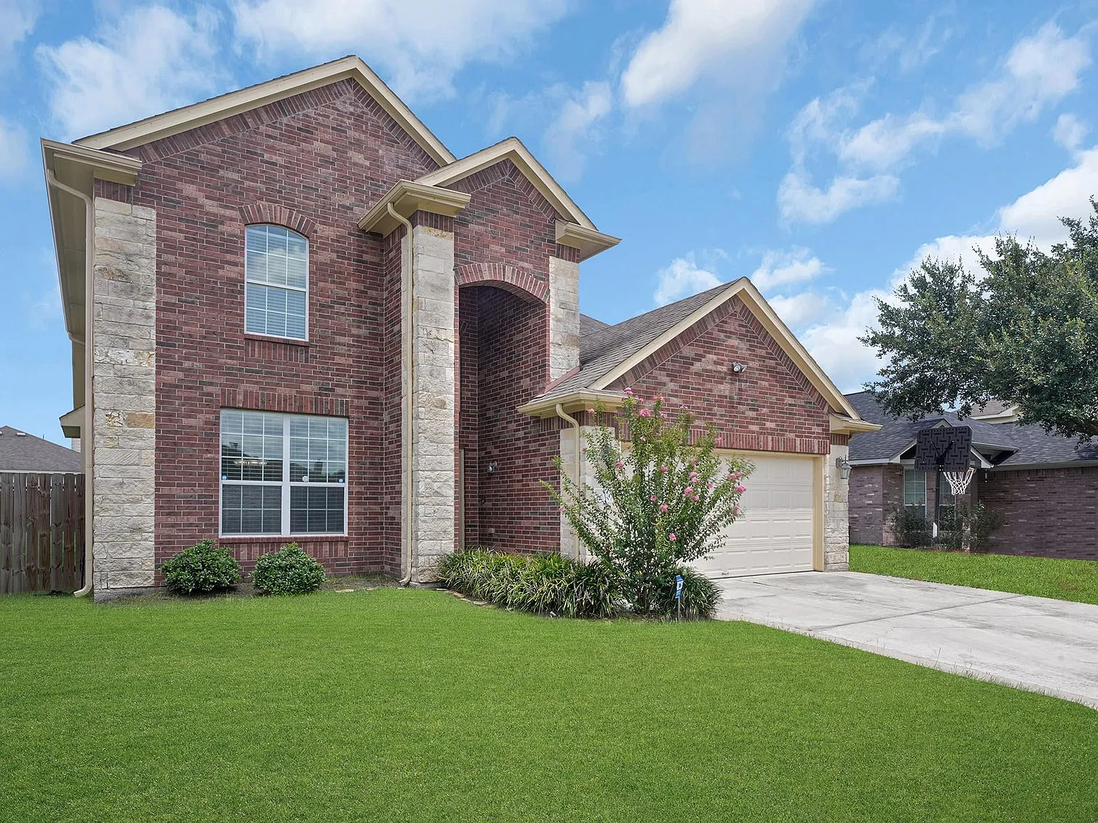 4 bed, 2.5 bath, 2279 sqft, $2,199 — Photo 3