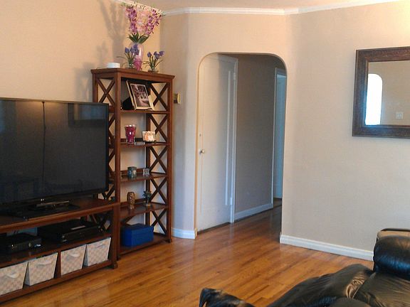 4th image of 106 Maple Dr W