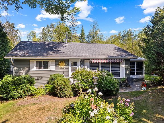 3rd image of 32 Mohawk Dr