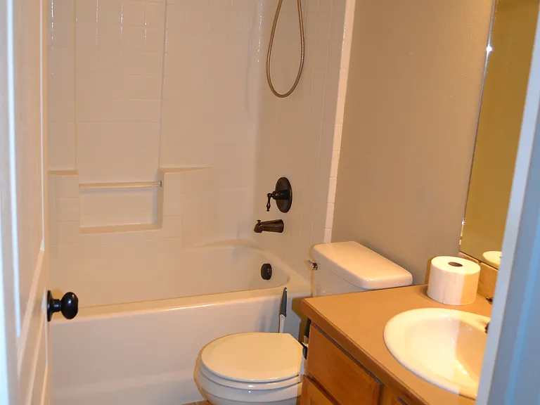 2646 N Larchmont Ave — Photo 12