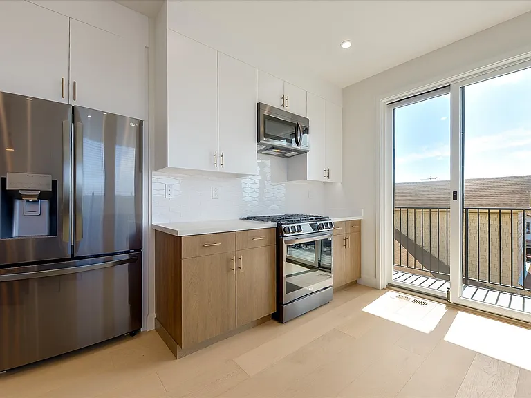 332 Pine Ave — Photo 8