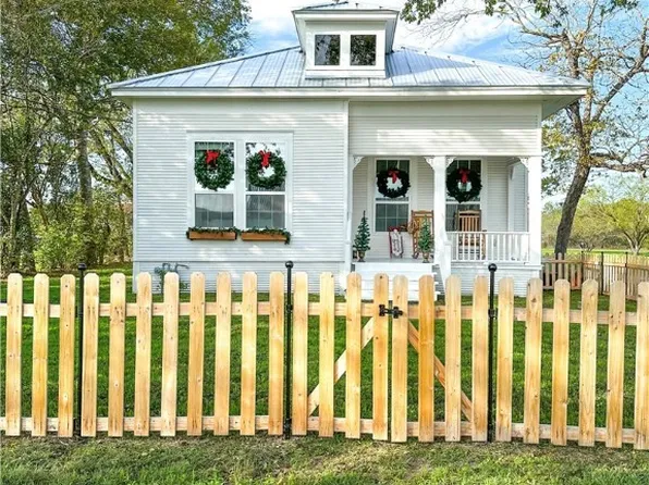 110 E Krueger St, Marion, TX 78124
