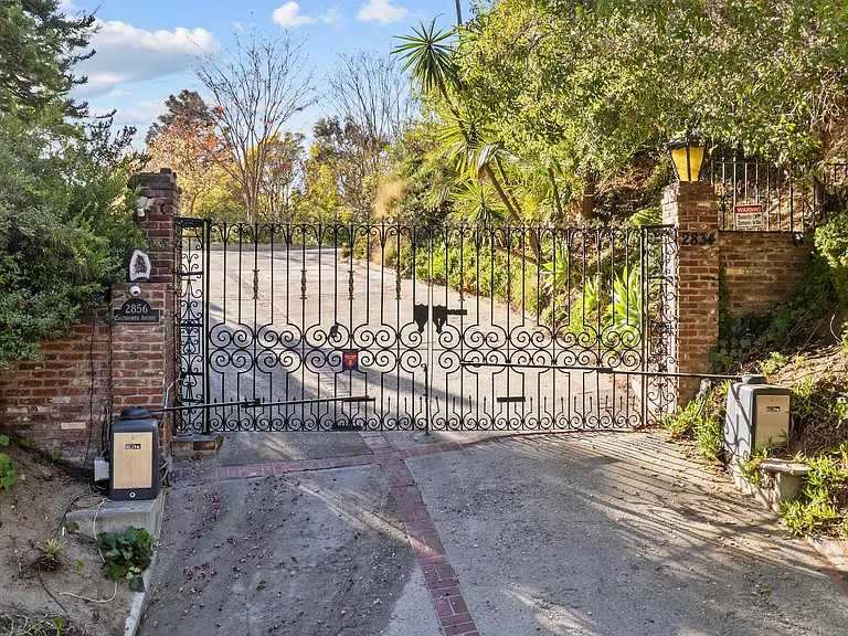 2856 Glendower Ave — Photo 39