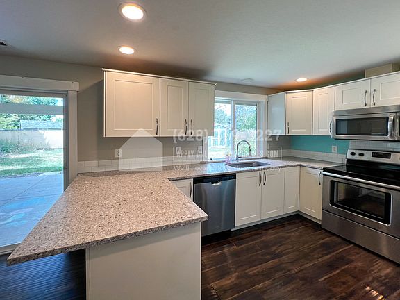 3rd image of 2259 NE Thomas St
