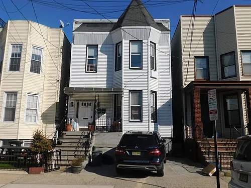 330 New York Ave Photo 1
