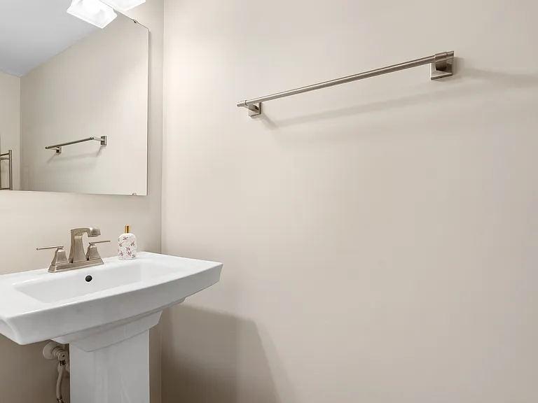 913 Leyburn Ln — Photo 10