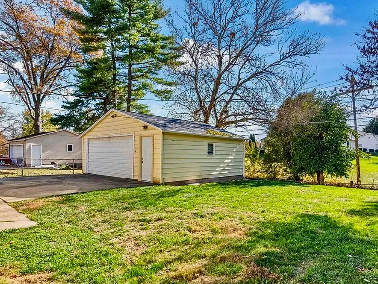 2054 Brentwood Dr — Photo 5