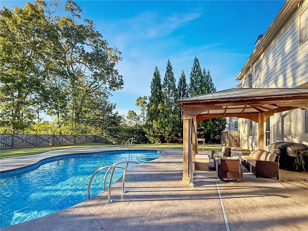 5 bed, 4.5 bath, 5631 sqft, $5,000 — Photo 3