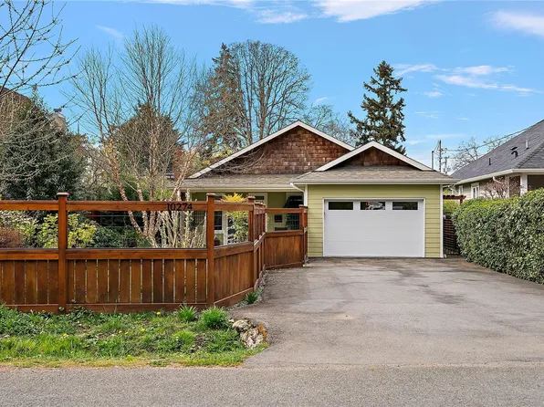 10274 Tsaykum Rd, North Saanich, BC V8L 5T8