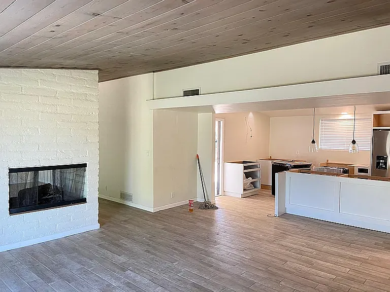 5215 E 8th St — Photo 3