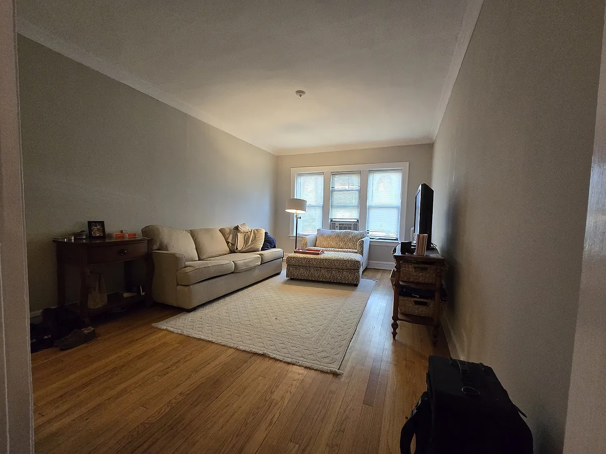 Living Room - 2107 W Argyle St #1