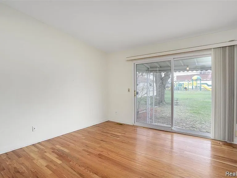 27203 Kennedy St — Photo 1