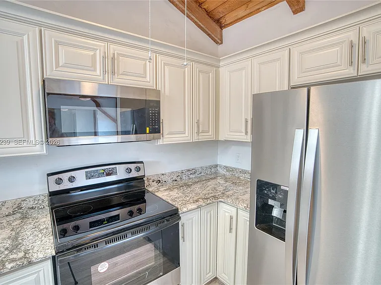 8015 SW 21st Ct #8015 — Photo 10