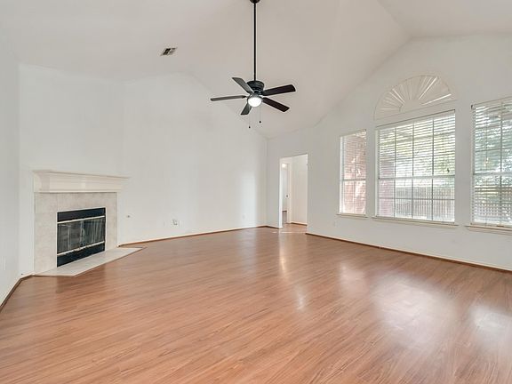 3rd image of 10911 Robincreek Ln