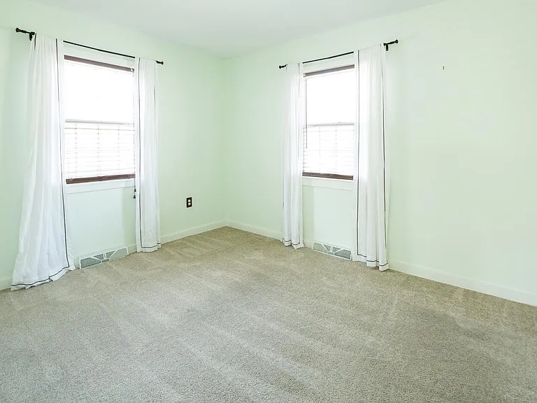 124 Tyre Ave — Photo 10