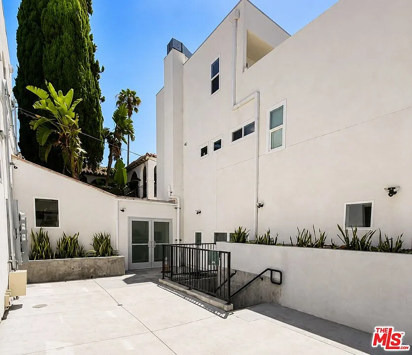 1409 N Hobart Blvd #101