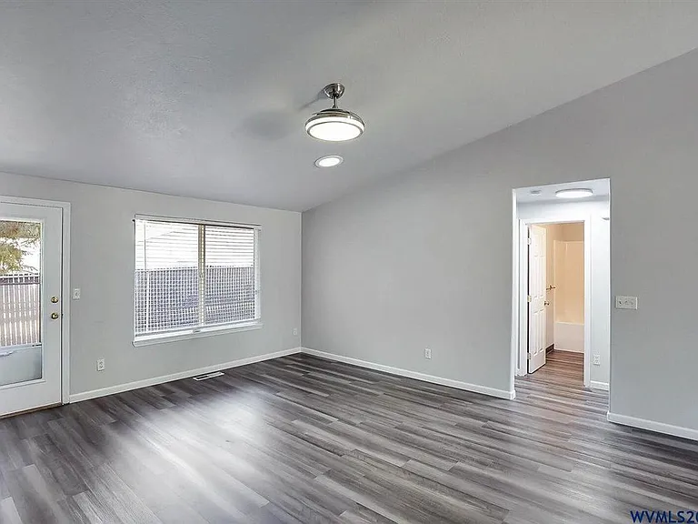 1052 Ginger Ave SE — Photo 9