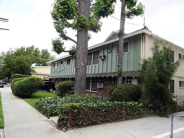 13009 Riverside Dr — Photo 1