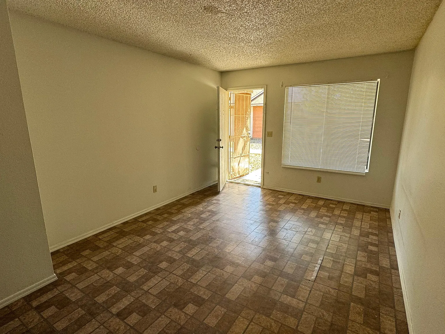 2829 E Capri Cir — Photo 4