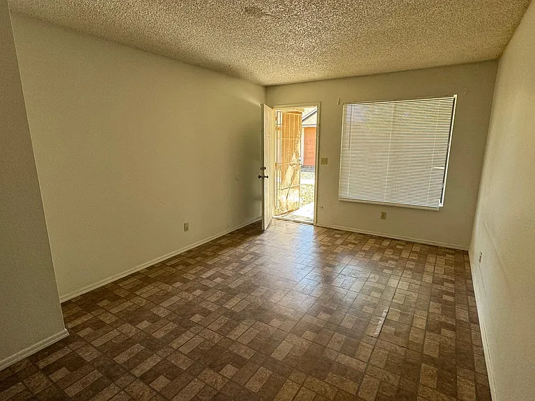 2829 E Capri Cir #2 — Photo 4