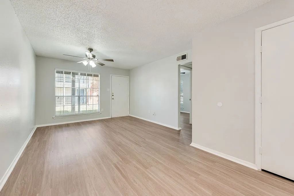 1208 Pecan Square Dr — Photo 4