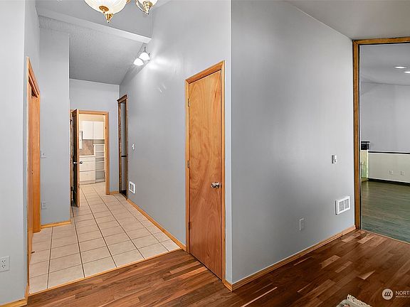 5th image of 3121 189th Avenue NW