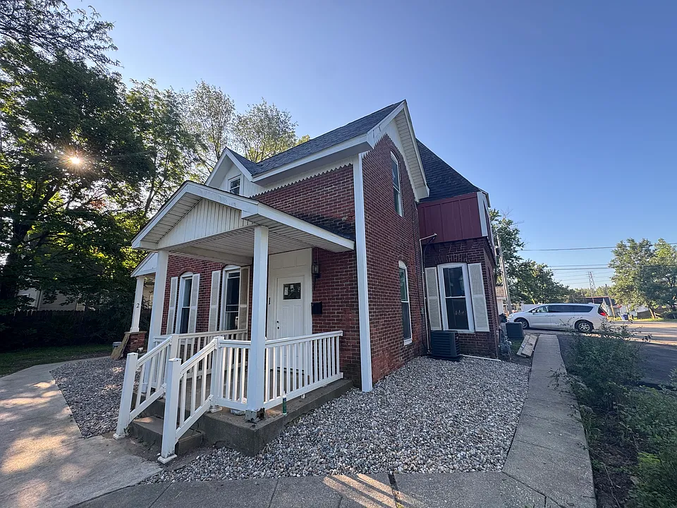 901 E Sycamore St #4