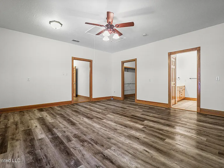 15301 Parker Rd — Photo 40