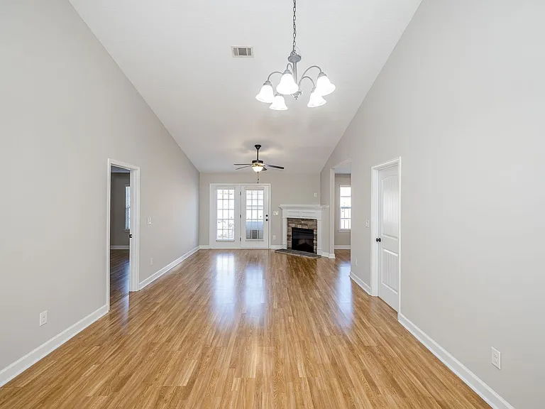 304 York Ln — Photo 10
