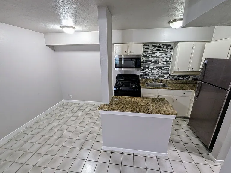 2428 Louise St #2505 — Photo 30