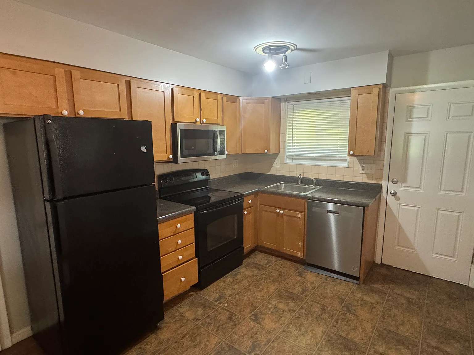 3 bed, 999 sqft, $1,295 — Photo 2