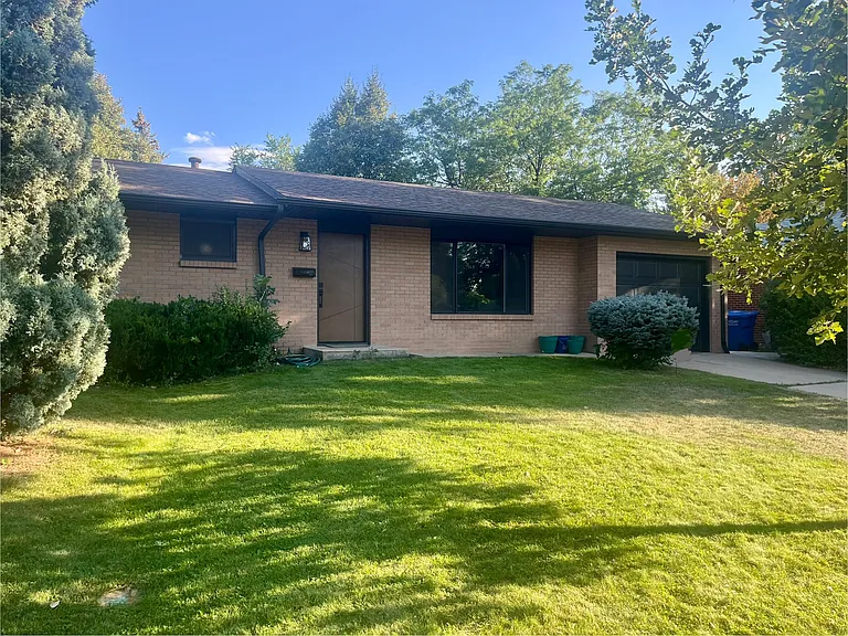 1925 Oakwood Dr — Photo 1