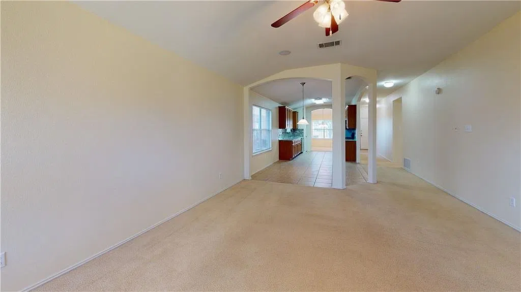 3 bed, 2.0 bath, 1915 sqft, $2,100 — Photo 3