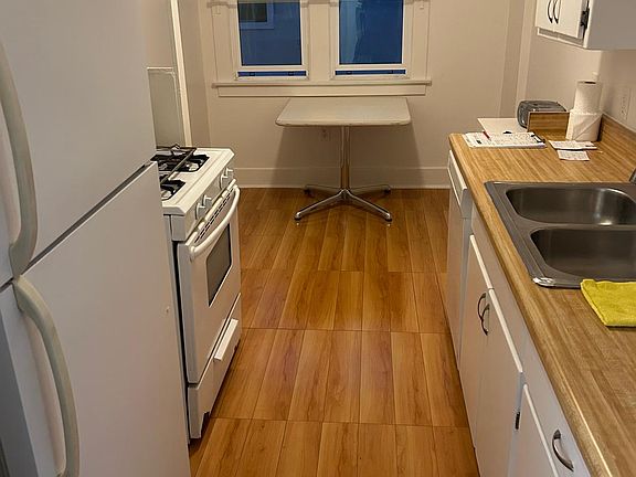 4th image of 429 Gloria St
