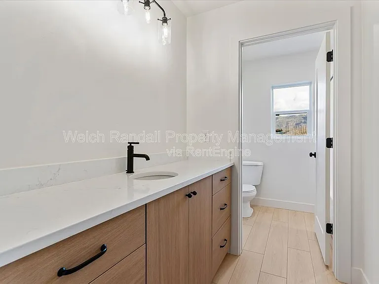 837 E 300 N — Photo 20
